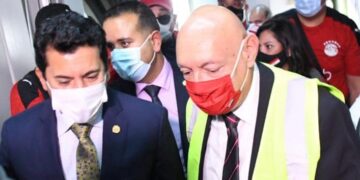 وزير الشباب والرياضة يصل الكاميرون وفى استقباله السفير المصرى