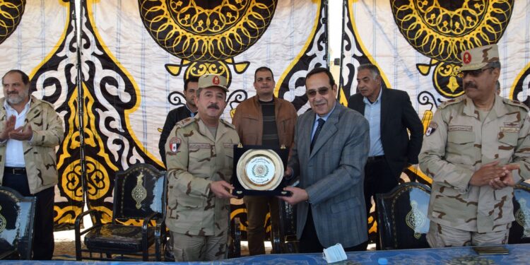 خالد الصاوي يشارك القوات المسلحة في توزع المواد الغذائية والبطاطين على الأسر بشمال سيناء