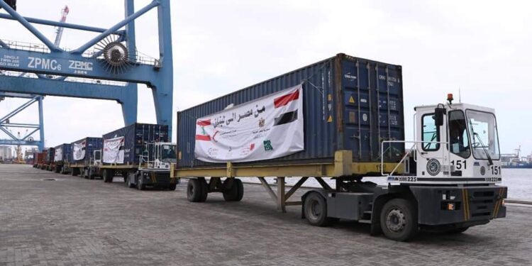 بتوجيهات رئاسية.. مساعدات مصرية تغادر ميناء دمياط للأشقاء فى لبنان