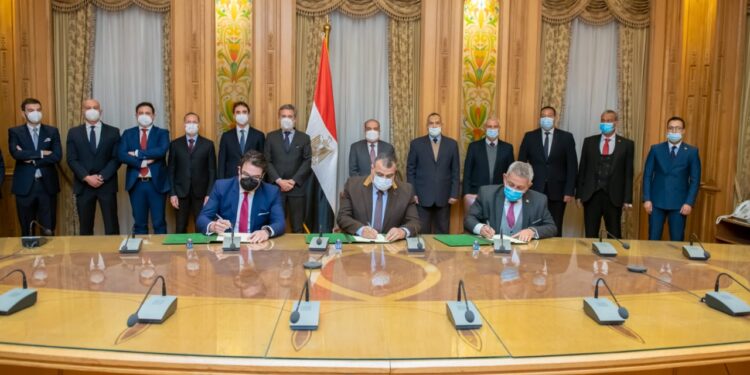 وزير الانتاج الحربي يحضر توقيع تأسيس شركة لتحويل السيارات إلى الغاز الطبيعي