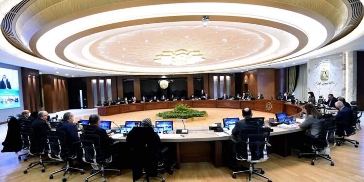 مدبولي يوجه الحكومة بالتواجد التدريجي في مقار العاصمة الإدارية