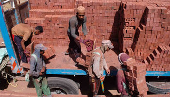 مصرع وإصابة 9 إثر إنهيار مدخنة مصنع طوب بالدقهلية