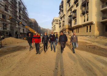 الإسكان تتابع تطوير منطقة سور مجرى العيون بالقاهرة التاريخية