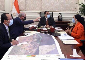 رئيس الحكومة يعلن تأهيل شرم الشيخ لاستقبال السيارات الكهربائية قريبًا