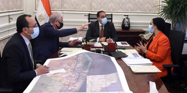 رئيس الحكومة يعلن تأهيل شرم الشيخ لاستقبال السيارات الكهربائية قريبًا