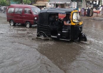 الطقس السيئ يضرب البحيرة .. أمطار غزيرة ورياح وتوقف حركة الملاحة