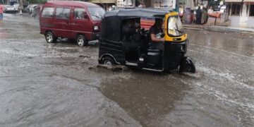 الطقس السيئ يضرب البحيرة .. أمطار غزيرة ورياح وتوقف حركة الملاحة