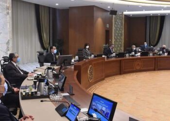 مدبولي يوجه الحكومة بالتواجد التدريجي في مقار العاصمة الإدارية