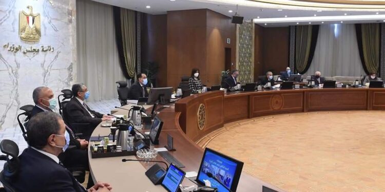 مدبولي يوجه الحكومة بالتواجد التدريجي في مقار العاصمة الإدارية