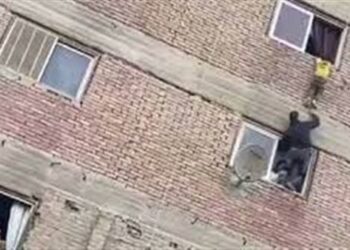 القبض علي  والدة طفل شباك عقار عين شمس بتهمة الإهمال