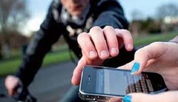 بأسلوب الخطف .. مباحث المطرية تضبط عصابة سرقة الهواتف المحمولة