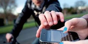 بأسلوب الخطف .. مباحث المطرية تضبط عصابة سرقة الهواتف المحمولة