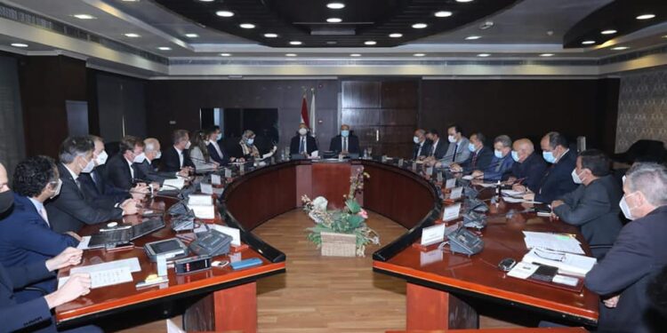 وزير النقل يبحث توريد ماكينات صيانة وتجديد السكة الحديد  مع الشركات النمساوية
