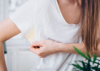 كيفية إزالة بقع عرق الإبط والروائح من الملابس