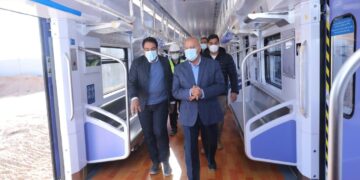 وزير النقل يستقل أحد قطارات LRT أثناء التشغيل التجريبي.. صور