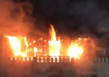 الحكومة تكشف حقيقة تضرر مسجد الحسين بالقاهرة إثر اندلاع حريق في محيطه