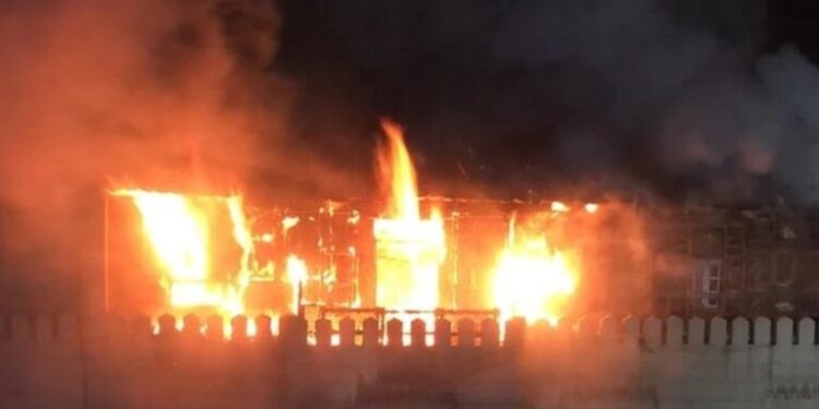 الحكومة تكشف حقيقة تضرر مسجد الحسين بالقاهرة إثر اندلاع حريق في محيطه