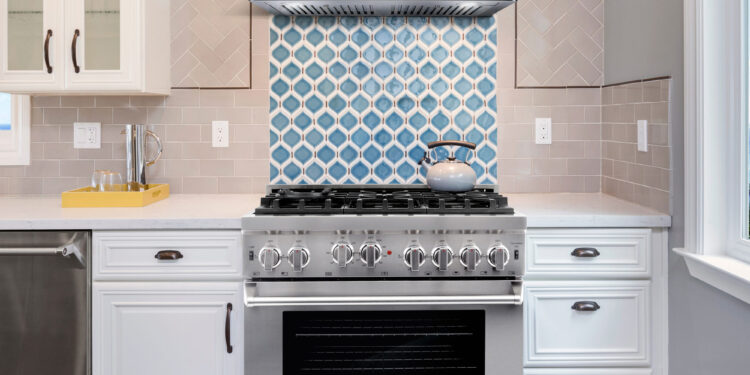 شفاط المطبخ.. تخلصي من بقع الطبخ بهذه الخطوات