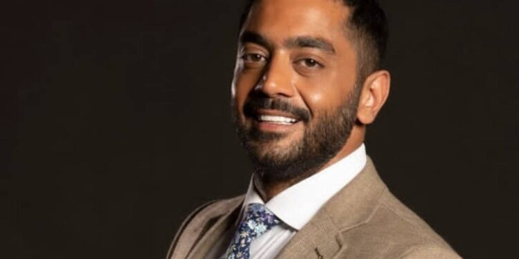 أحمد فلوكس يرد على تصريحات والده بنشر مكالمة بينهما