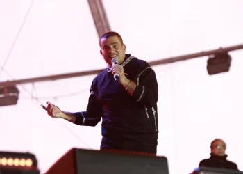 صور.. عمرو دياب يشعل حفل مسرح مركز المنارة