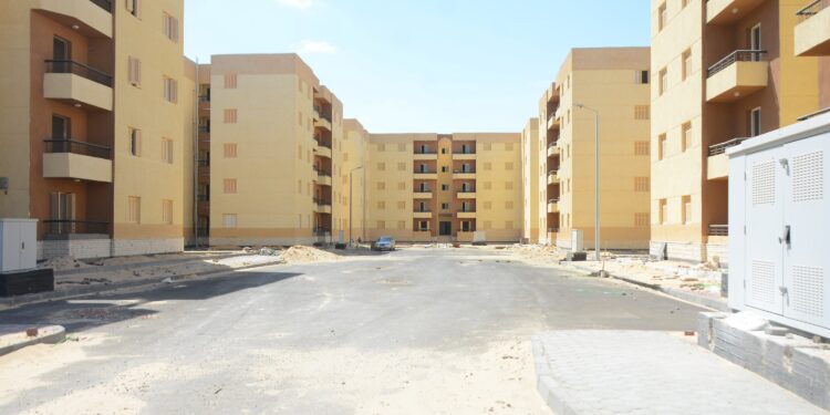 محافظ بورسعيد يستعرض الإنجازات في إنشاء مدينة سلام مصر