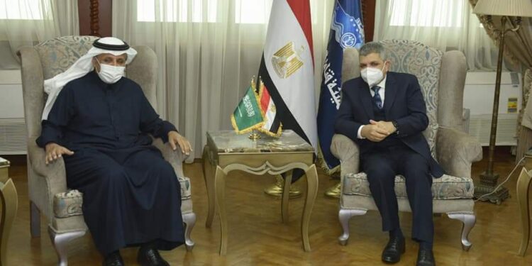 رئيس هيئة قناة السويس: تخفيض رسوم العبور للسفن السياحية إلى 50%