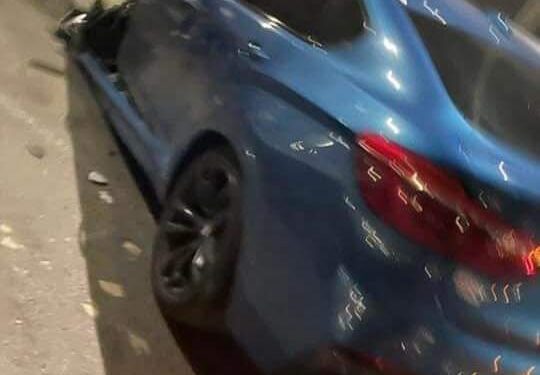 سيارة فارهة تحطم 4 سيارات بالكامل على طريق وصلة دهشور .. صور