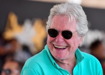 مهرجان الأقصر للسينما يكرم الفنان الكبير حسين فهمي