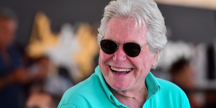 مهرجان الأقصر للسينما يكرم الفنان الكبير حسين فهمي