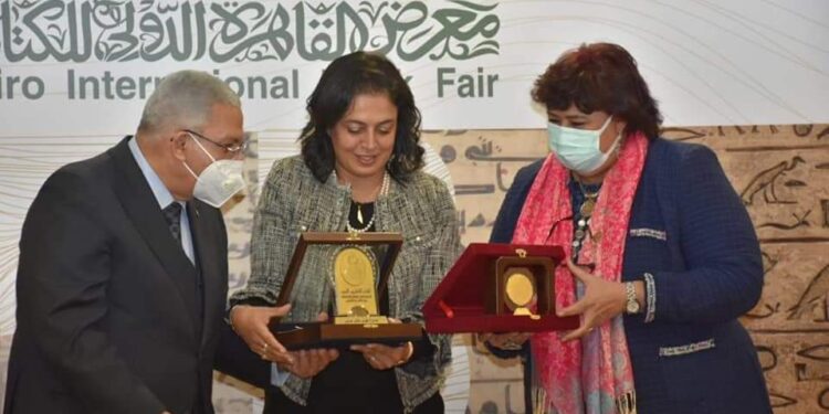 وزيرة الثقافة تسلم جوائز الدورة 53 لمعرض القاهرة الدولي للكتاب