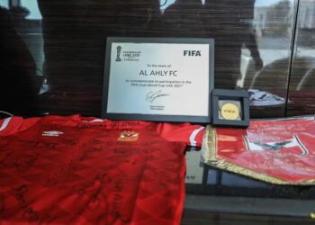 «فيفا» يُهْدي الأهلي شهادة تقدير.. ويحصل على قميص النادي موقعًا من اللاعبين