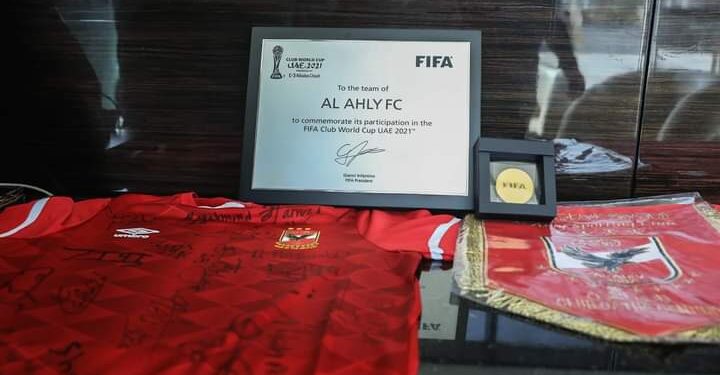 «فيفا» يُهْدي الأهلي شهادة تقدير.. ويحصل على قميص النادي موقعًا من اللاعبين