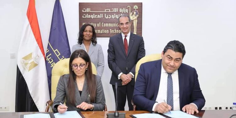وزير الاتصالات يوقع بروتوكول تعاون بين المصرية للاتصالات وشركة IBM