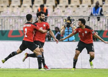 المصريون يدعمون الفراعنة في مباراة مصر والكاميرون.. 100 مليون بيقولوا يا رب
