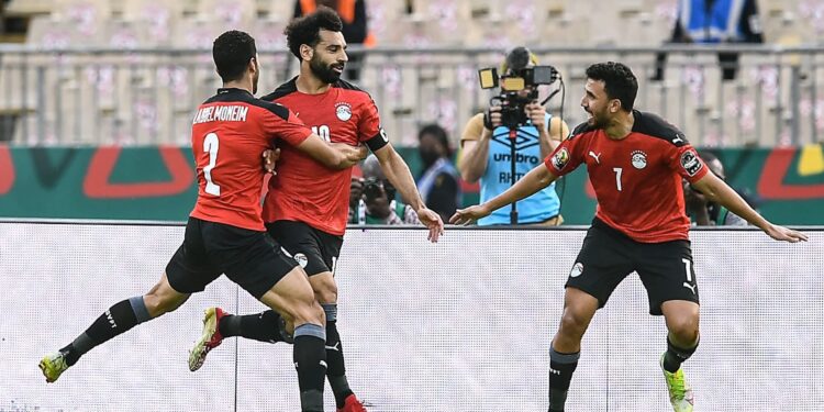المصريون يدعمون الفراعنة في مباراة مصر والكاميرون.. 100 مليون بيقولوا يا رب