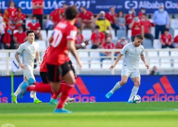 الأهلي يكتسح الهلال بثلاثية نظيفة في الشوط الأول