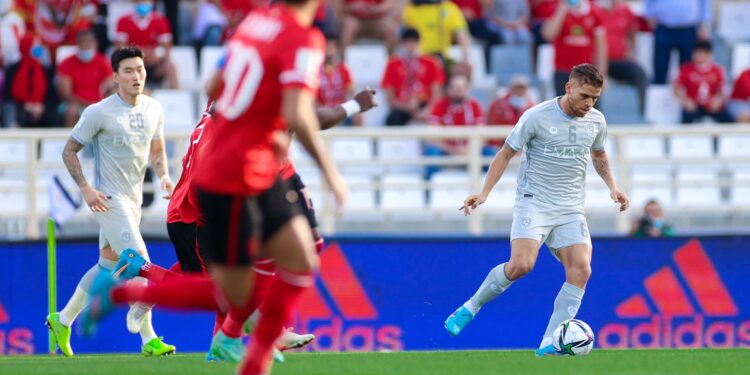 الأهلي يكتسح الهلال بثلاثية نظيفة في الشوط الأول