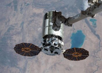 طاقم محطة الفضاء يفرغ حمولة مركبة شحن جديدة ويطلق أبحاث شيخوخة الجلد والسرطان