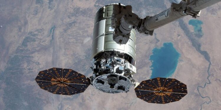 طاقم محطة الفضاء يفرغ حمولة مركبة شحن جديدة ويطلق أبحاث شيخوخة الجلد والسرطان