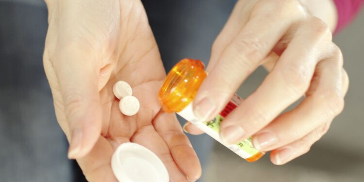 دراسة بحثية: لا تتناولي أدويتك أبدًا مع هذا المشروب