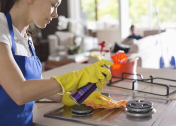 قفازات غسل الأطباق.. أسباب لاستخدامها للأعمال المنزلية