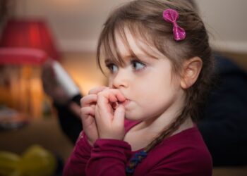 كيفية حث أطفالك على التوقف عن قضم الأظافر