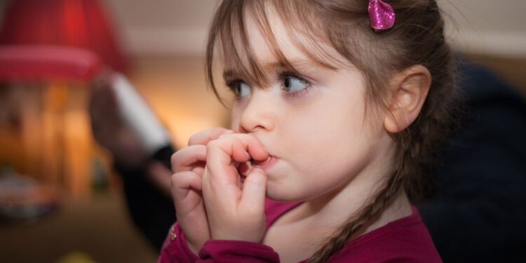 كيفية حث أطفالك على التوقف عن قضم الأظافر