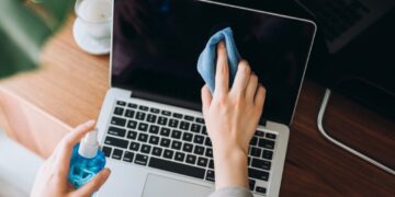 كيفية تنظيف شاشة الكمبيوتر المحمول «لابتوب»