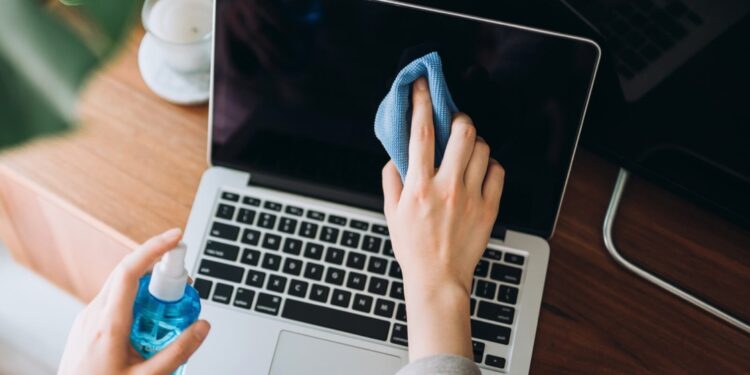 كيفية تنظيف شاشة الكمبيوتر المحمول «لابتوب»
