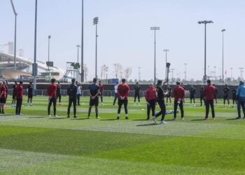بعثة الأهلي في الإمارات تقف دقيقة حدادًا على الطفل« ريان» قبل بداية المران