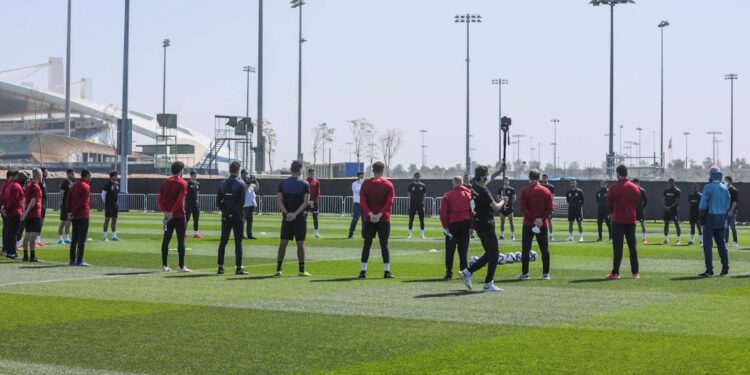 بعثة الأهلي في الإمارات تقف دقيقة حدادًا على الطفل« ريان» قبل بداية المران