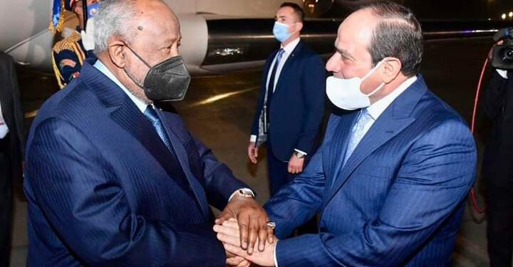 الرئيس السيسي يستقبل نظيره الجيبوتي بمطار القاهرة..صور
