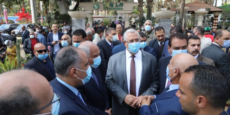 وزيرا الزراعة وشئون المجالس النيابية ومحافظ الجيزة يفتتحون معرض زهور الربيع