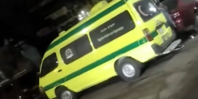 قتل أسرته وانتحر .. أول صور لحظة نقل جثث ضحايا حادث الزمالك